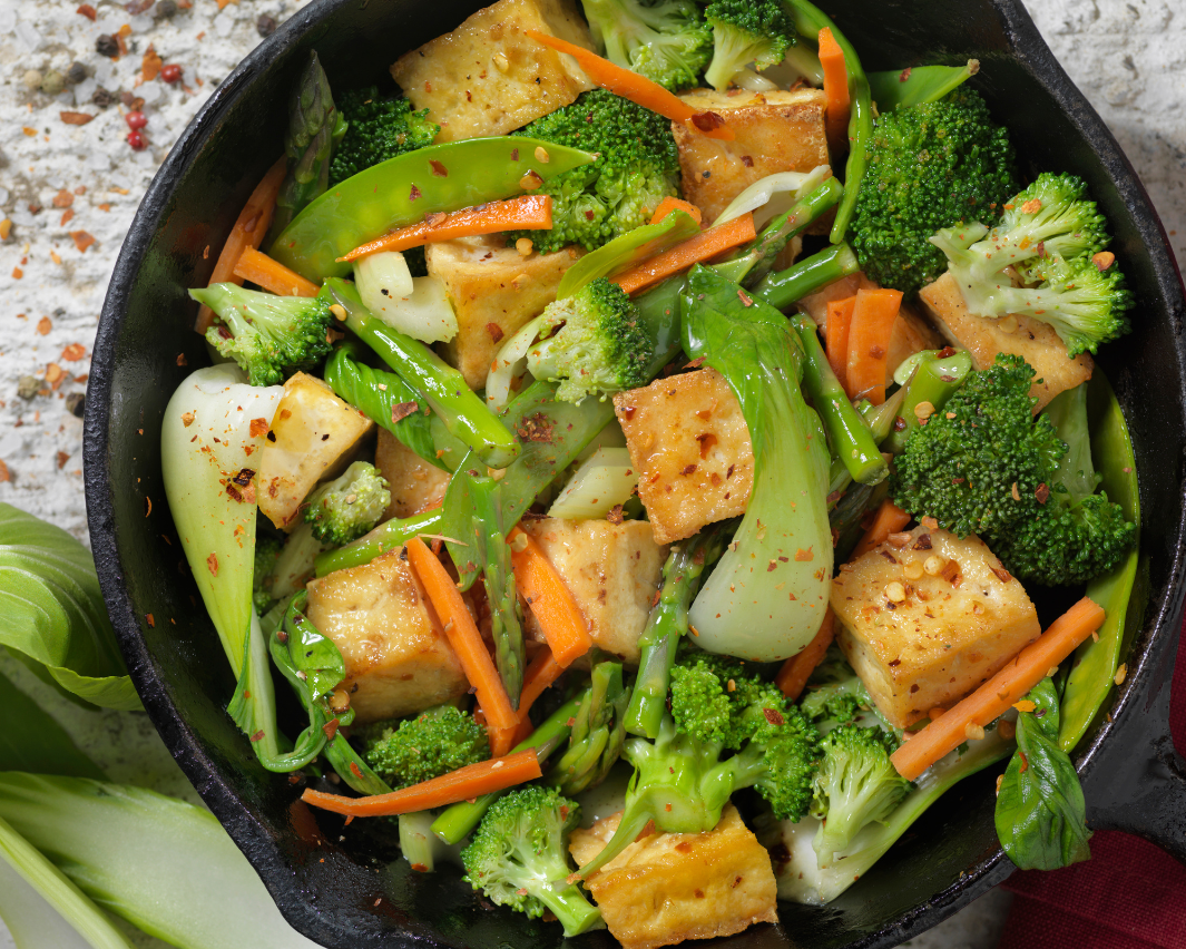 Salteado antiinflamatorio de tofu con verduras verdes
